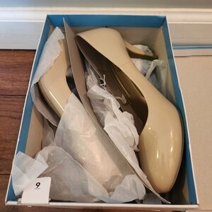 NEW Nude/ tan Confort Plus heels, size 9
